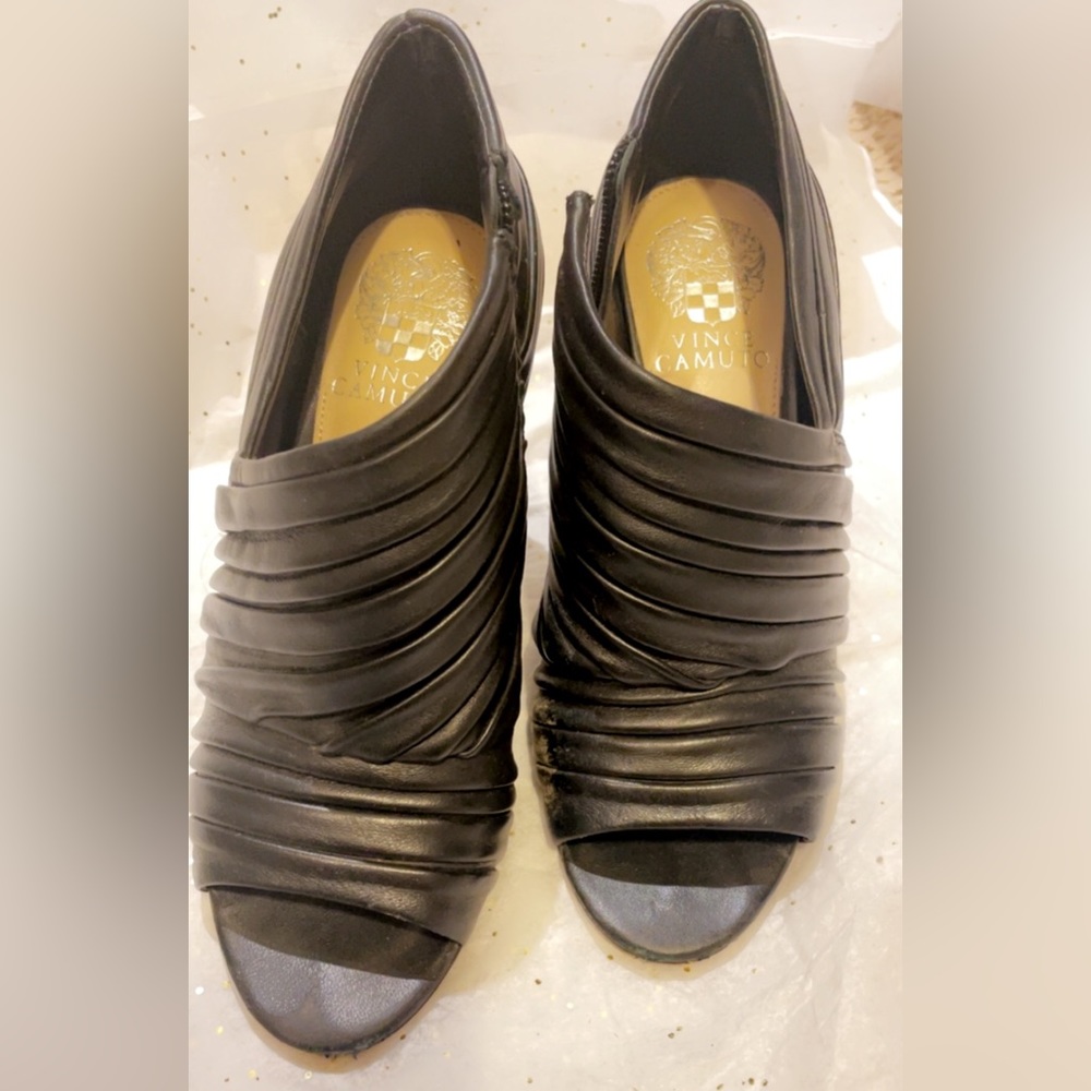 Peep toe pump